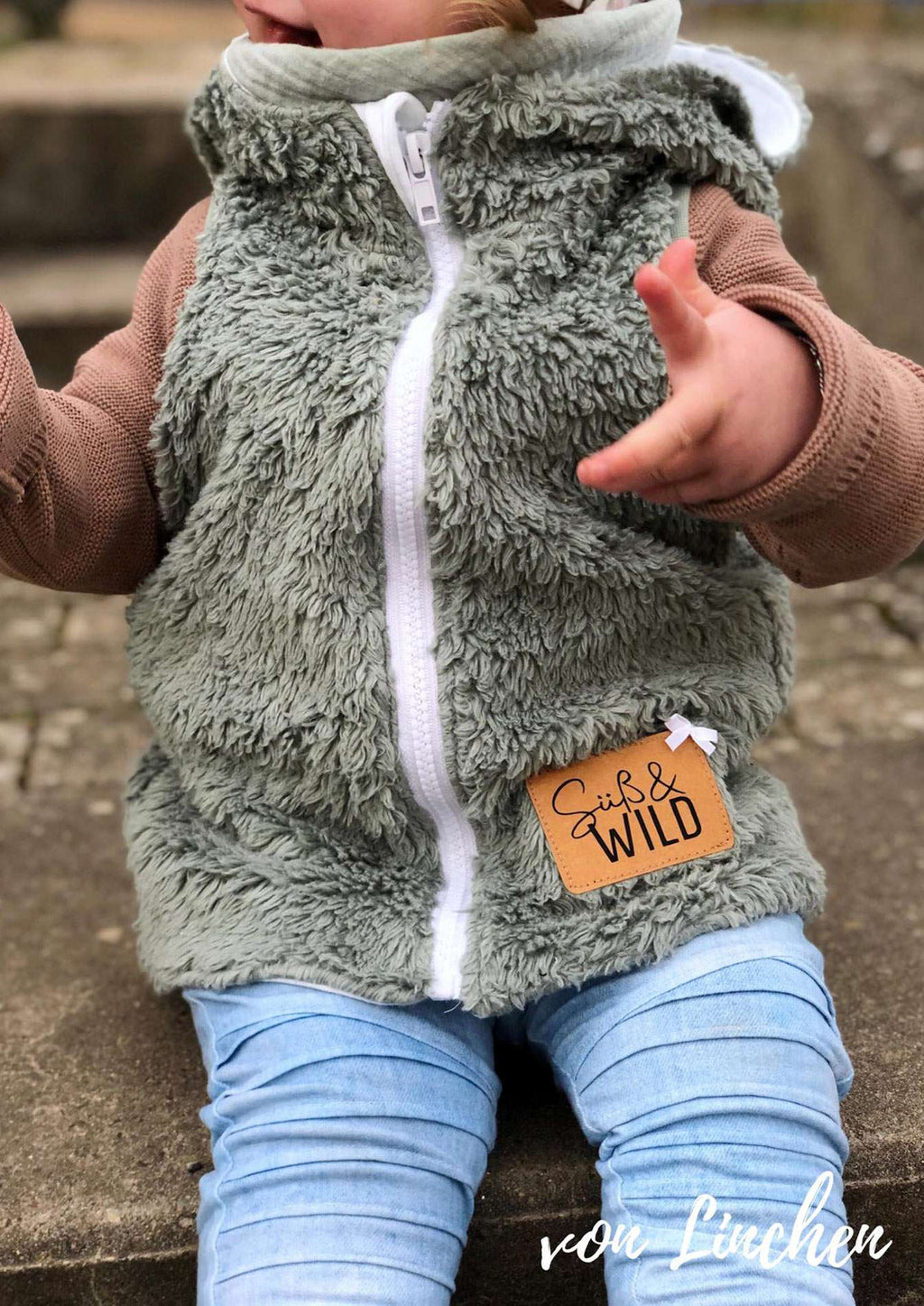 Snyggli-Schnittmuster-Weste-Livsglad-Baby-Kinder-Nähanleitung-Teddy