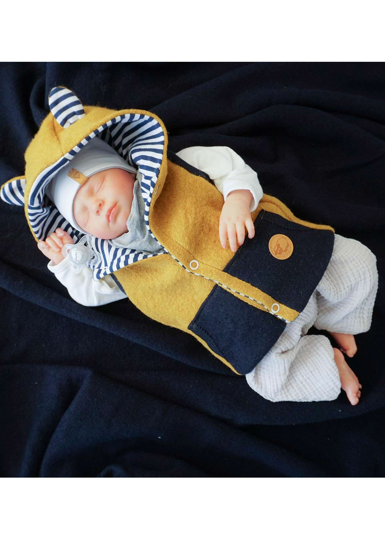 Snyggli-Schnittmuster-Weste-Livsglad-Baby-Kinder-Nähanleitung-Walk-Baby-Ohren