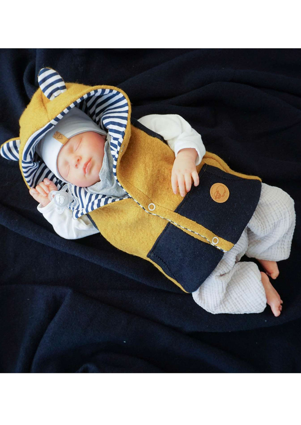 Snyggli-Schnittmuster-Weste-Livsglad-Baby-Kinder-Nähanleitung-Walk-Baby-Ohren