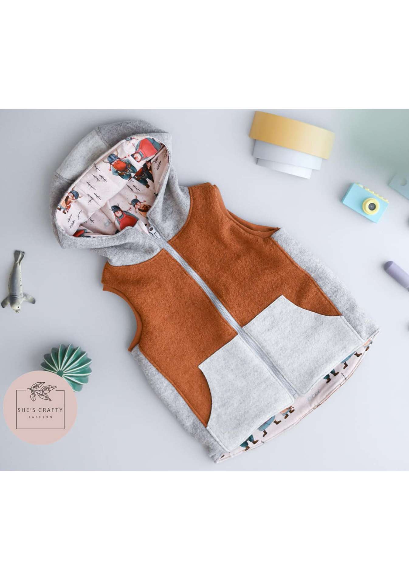 Snyggli-Schnittmuster-Weste-Livsglad-Baby-Kinder-Nähanleitung-Walk-Flatlay