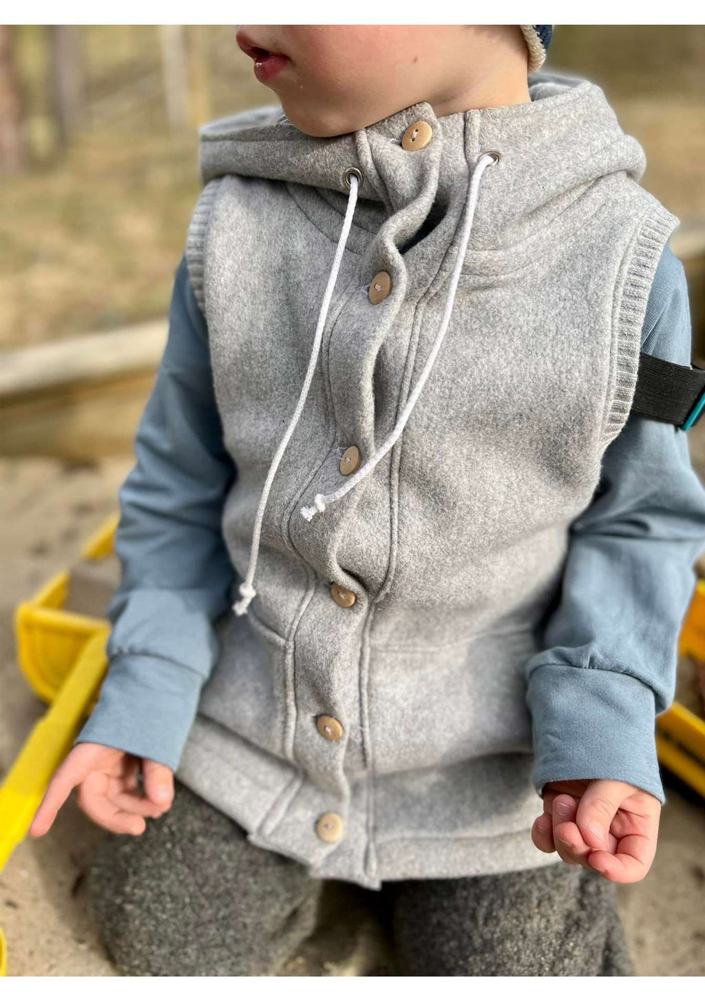 Snyggli-Schnittmuster-Weste-Livsglad-Baby-Kinder-Nähanleitung-Wollfleece-Knopfleiste