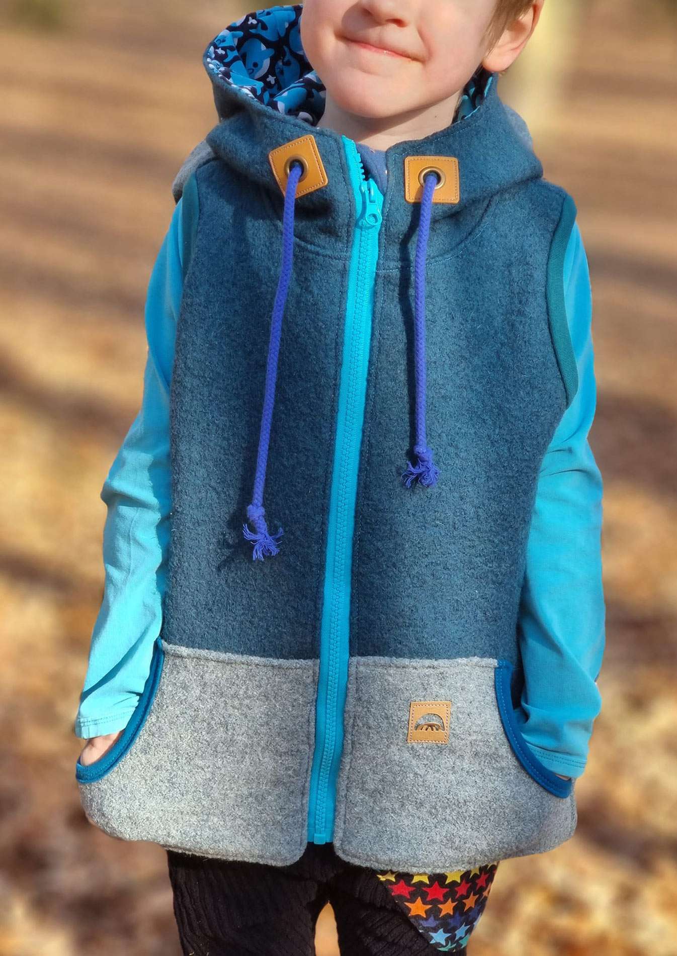 Snyggli-Schnittmuster-Weste-Livsglad-Baby-Kinder-Nähanleitung-Wollwalk