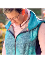 Snyggli-Schnittmuster-Weste-Livsglad-Damen-Gr-32-50-ebook-Naehanleitung-Webband