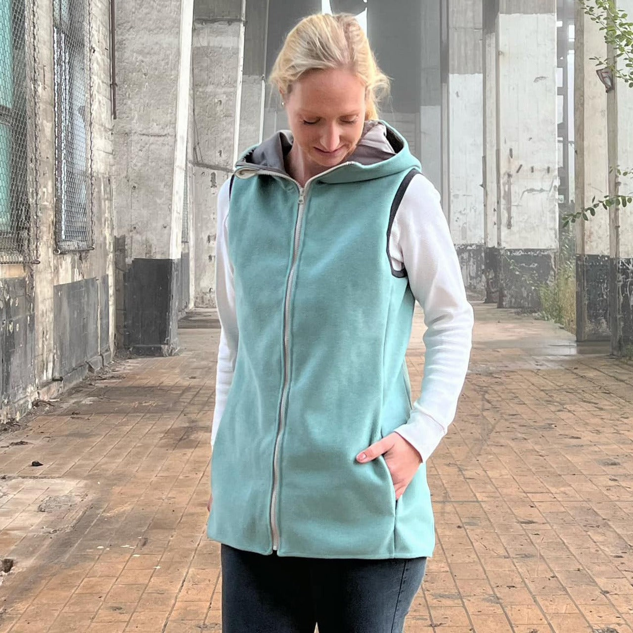 Snyggli-Schnittmuster-Weste-Livsglad-Damen-Größe-32-50-Nähanleitung