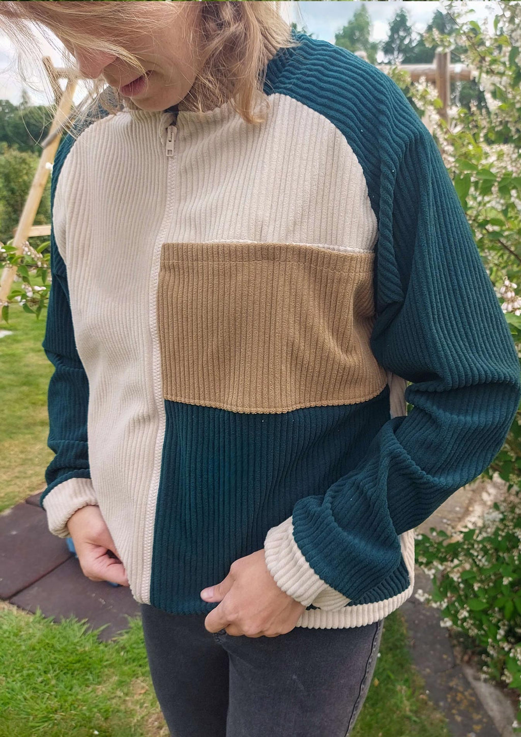 Snyggli-Schnittmuster-collegejacke-helt-mig-damen-nähanleitung-ebook-größe-32-50-cord-grün