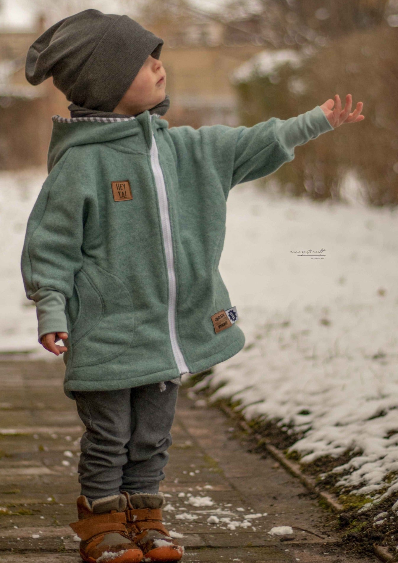 Snyggli-Schnittmuster-oversized-jacke-regnbuelys-babys-kinder-teens-junge-mädchen-nähanleitung-ebook-größe-56-170-fleece-salbei