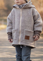 Snyggli-Schnittmuster-oversized-jacke-regnbuelys-babys-kinder-teens-junge-mädchen-nähanleitung-ebook-größe-56-170-walk-beige-aufgesetzte-tasche