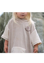 Snyggli_Ebook-Long-Beachhoodie-Poncho-Badeponcho-schwimmen-Sommerurlaub-Meer-Babys-Kinder-Teens-Junge-Mädchen-Gr-62-164-Musselin-Frottee-Ärmel