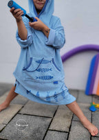 Snyggli_Ebook-Long-Beachhoodie-Poncho-Badeponcho-schwimmen-Sommerurlaub-Meer-Babys-Kinder-Teens-Junge-Mädchen-Gr-62-164-Musselin-Frottee-blau