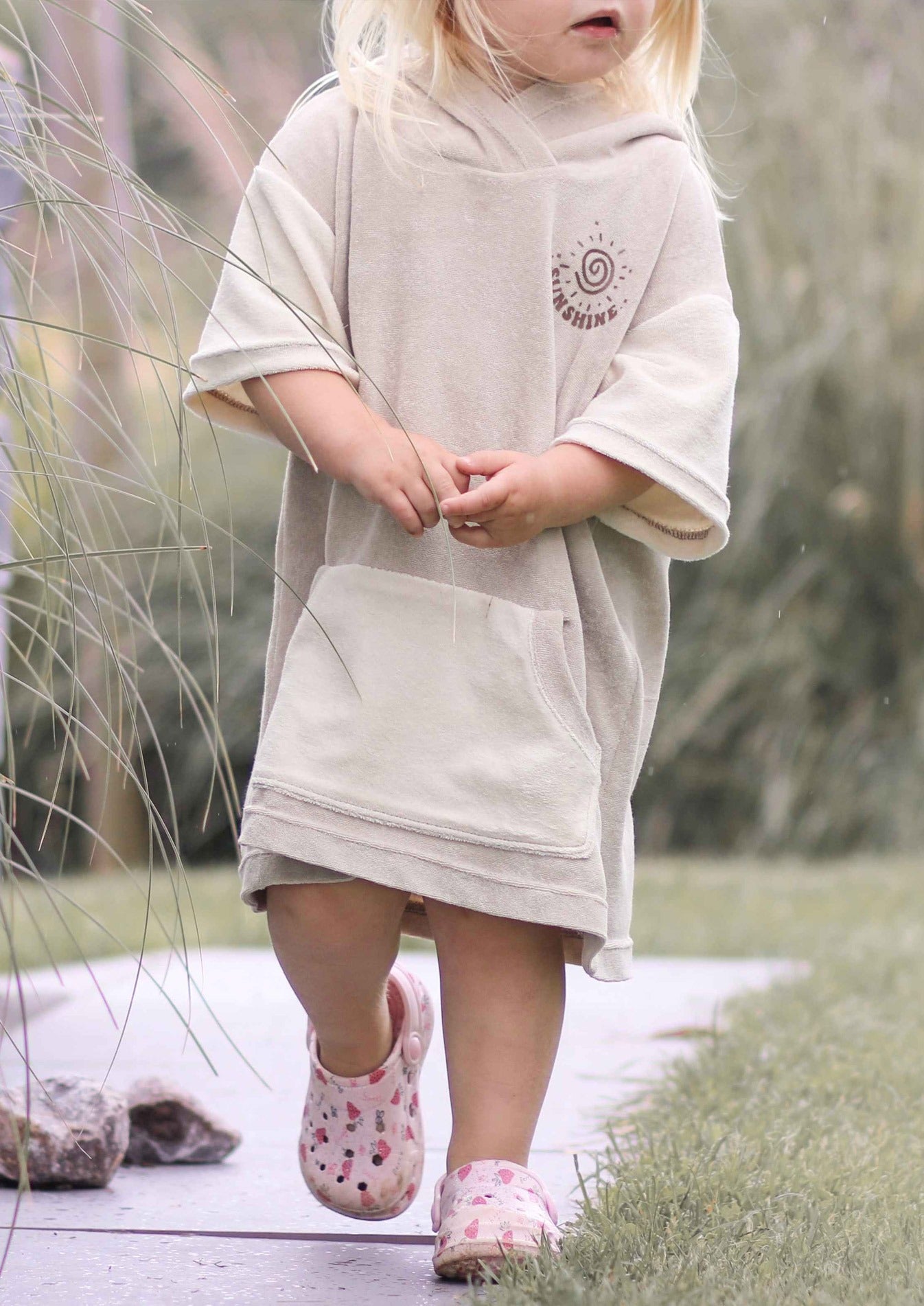 Snyggli_Ebook-Long-Beachhoodie-Poncho-Badeponcho-schwimmen-Sommerurlaub-Meer-Babys-Kinder-Teens-Junge-Mädchen-Gr-62-164-Musselin-Frottee-creme