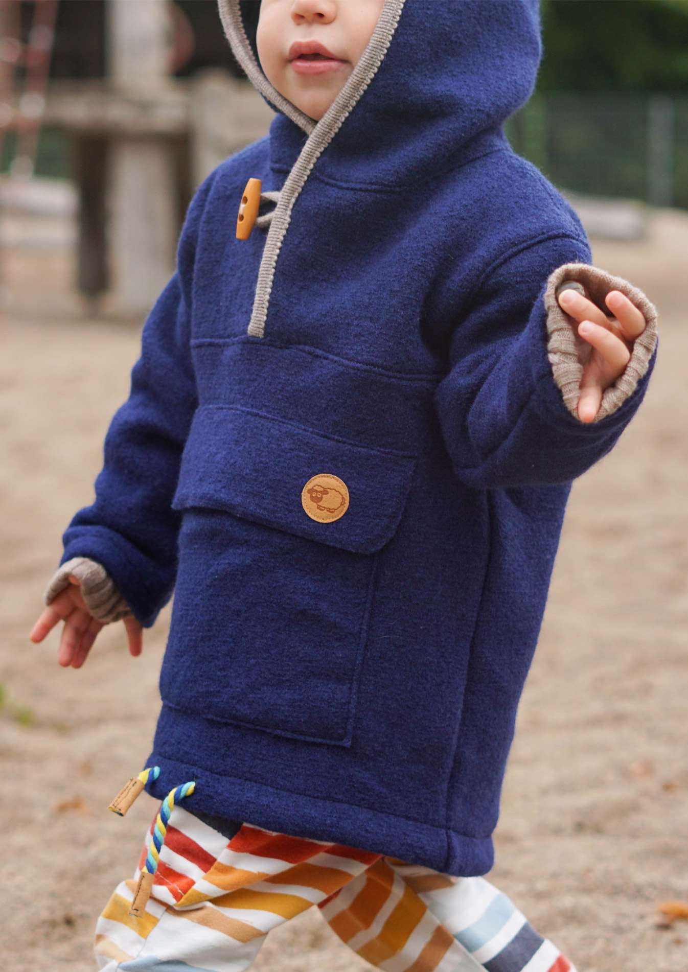 Snyggli_eBook-Outdoorhoodie-Hej-Varmen_Gr.-56-122_walk_junge