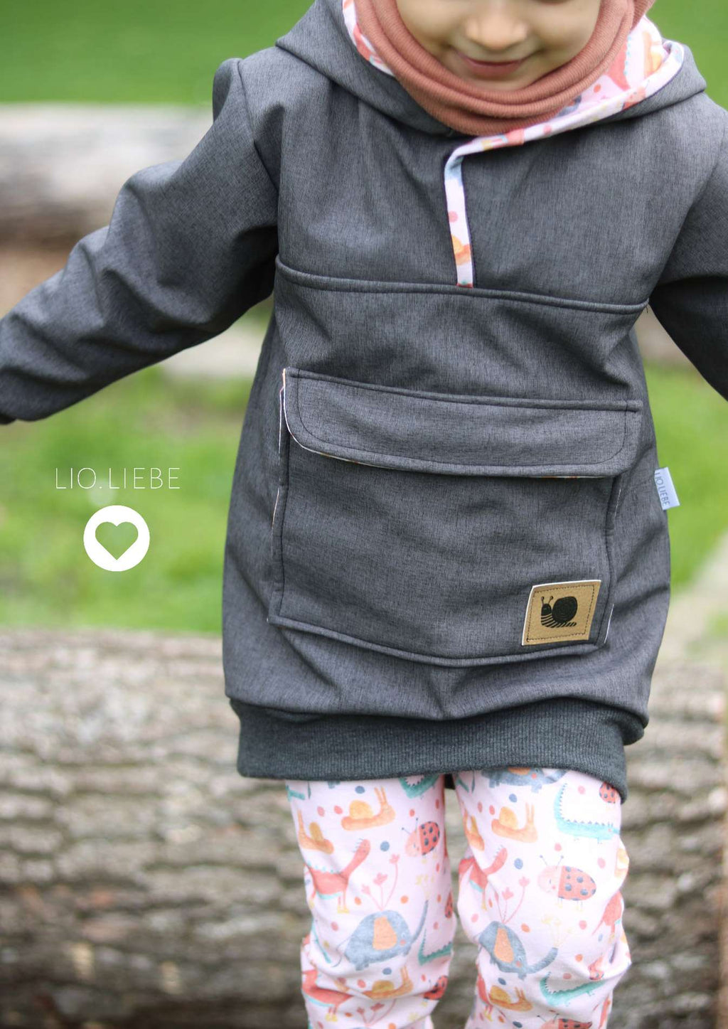 Snyggli_eBook-Outdoorhoodie-Hej-Varmen_Gr.56-122_softshel_maedchen-tasche