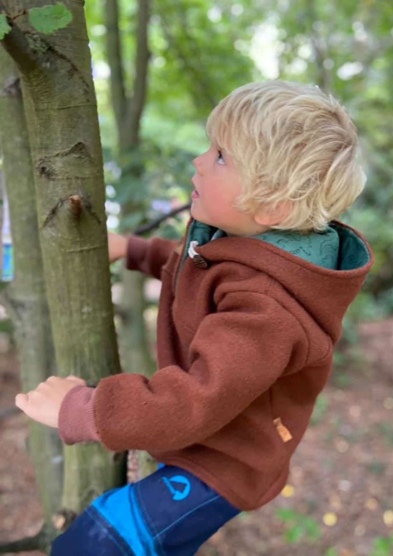 Snyggli_eBook-Outdoorhoodie-Hej-Varmen_Gr.56-122_walk-braun