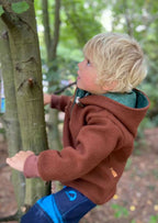 Snyggli_eBook-Outdoorhoodie-Hej-Varmen_Gr.56-122_walk-braun