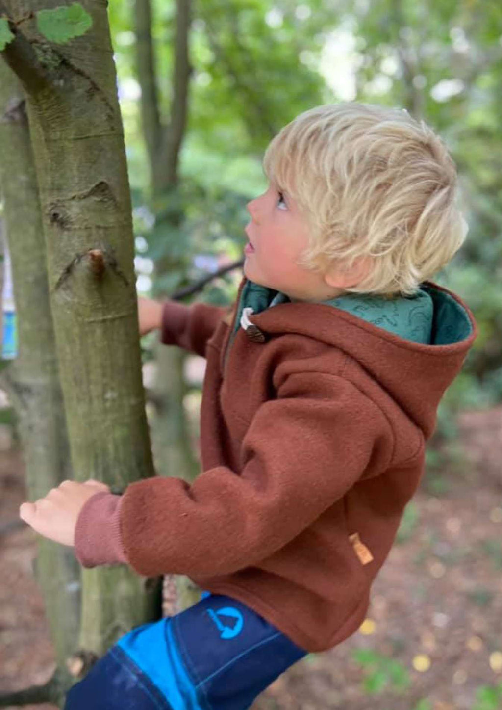 Snyggli_eBook-Outdoorhoodie-Hej-Varmen_Gr.56-122_walk-braun