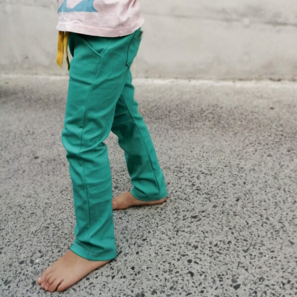 Snyggli-Schnittmuster-Hose-Smal-Jeans-Kinder-Größe-92-152-Nähanleitung
